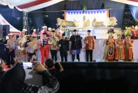 Wali Kota Bekasi Tri Adhianto menyaksikan sekaligus membuka penampilan Wayang Ajen dalam rangkaian PNBK Jilid III di Plaza Patriot Candrabhaga, Kota Bekasi, Sabtu (29/8/2026) malam.