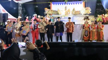 Wali Kota Bekasi Tri Adhianto menyaksikan sekaligus membuka penampilan Wayang Ajen dalam rangkaian PNBK Jilid III di Plaza Patriot Candrabhaga, Kota Bekasi, Sabtu (29/8/2026) malam.