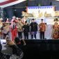 Wali Kota Bekasi Tri Adhianto menyaksikan sekaligus membuka penampilan Wayang Ajen dalam rangkaian PNBK Jilid III di Plaza Patriot Candrabhaga, Kota Bekasi, Sabtu (29/8/2026) malam.