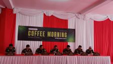 Kajari Kabupaten Bekasi Semeru, S.H., M.Hum., saat memaparkan capaian kinerja Kejaksaan Negeri Kabupaten Bekasi dalam kegiatan coffee morning bersama awak media, Senin (31/8/2026). Hingga Agustus 2026, Kejari Kabupaten Bekasi berhasil menyelamatkan Rp40,1 miliar lebih keuangan negara melalui jalur perdata litigasi.