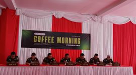 Kajari Kabupaten Bekasi Semeru, S.H., M.Hum., saat memaparkan capaian kinerja Kejaksaan Negeri Kabupaten Bekasi dalam kegiatan coffee morning bersama awak media, Senin (31/8/2026). Hingga Agustus 2026, Kejari Kabupaten Bekasi berhasil menyelamatkan Rp40,1 miliar lebih keuangan negara melalui jalur perdata litigasi.