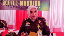 Kepala Seksi Perdata dan Tata Usaha Negara (Kasi Datun) Kejari Kabupaten Bekasi, Yashinta, memberikan keterangan kepada wartawan di sela-sela kegiatan Coffee Morning bersama rekan media, Senin (31/8/2026).