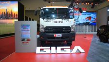 Ket. Isuzu GIGA FVR Road Sweeper hasil kolaborasi PT Isuzu Astra Motor Indonesia (IAMI) dan YMG Tech Mobility dipamerkan di ajang GIIAS 2026 di ICE BSD City, Tangerang. Kendaraan berbasis aplikasi khusus ini dirancang untuk mendukung layanan kebersihan jalan di kawasan perkotaan, industri, dan area komersial dengan performa tinggi serta efisiensi operasional. Dok. Isuzu Astra Motor Indonesia.