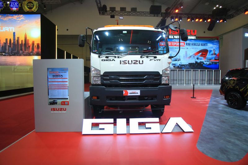 Ket. Isuzu GIGA FVR Road Sweeper hasil kolaborasi PT Isuzu Astra Motor Indonesia (IAMI) dan YMG Tech Mobility dipamerkan di ajang GIIAS 2026 di ICE BSD City, Tangerang. Kendaraan berbasis aplikasi khusus ini dirancang untuk mendukung layanan kebersihan jalan di kawasan perkotaan, industri, dan area komersial dengan performa tinggi serta efisiensi operasional. Dok. Isuzu Astra Motor Indonesia.
