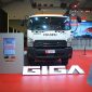 Ket. Isuzu GIGA FVR Road Sweeper hasil kolaborasi PT Isuzu Astra Motor Indonesia (IAMI) dan YMG Tech Mobility dipamerkan di ajang GIIAS 2026 di ICE BSD City, Tangerang. Kendaraan berbasis aplikasi khusus ini dirancang untuk mendukung layanan kebersihan jalan di kawasan perkotaan, industri, dan area komersial dengan performa tinggi serta efisiensi operasional. Dok. Isuzu Astra Motor Indonesia.