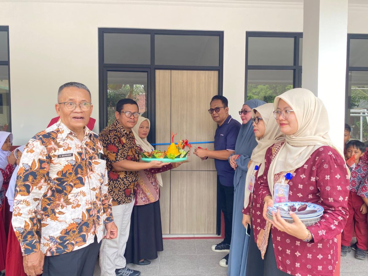 PT LX Pantos menyerahkan bantuan CSR berupa pembangunan tiga ruang kelas dan fasilitas toilet kepada SDN Gandasari 01, Kecamatan Cikarang Barat, Kabupaten Bekasi, Kamis (20/8/2026).