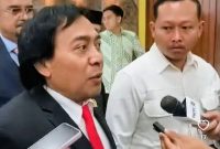 Komeng memberikan tanggapan kepada awak media terkait program pemerintahan Presiden Prabowo Subianto. Komeng menyampaikan pandangannya dengan gaya khasnya saat ditemui sejumlah wartawan. Foto: Tangkapan layar YouTube Bisnis.com.