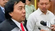 Komeng memberikan tanggapan kepada awak media terkait program pemerintahan Presiden Prabowo Subianto. Komeng menyampaikan pandangannya dengan gaya khasnya saat ditemui sejumlah wartawan. Foto: Tangkapan layar YouTube Bisnis.com.