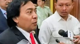 Komeng memberikan tanggapan kepada awak media terkait program pemerintahan Presiden Prabowo Subianto. Komeng menyampaikan pandangannya dengan gaya khasnya saat ditemui sejumlah wartawan. Foto: Tangkapan layar YouTube Bisnis.com.