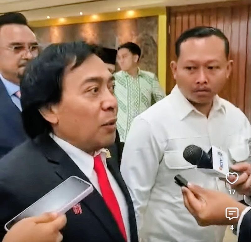 Komeng memberikan tanggapan kepada awak media terkait program pemerintahan Presiden Prabowo Subianto. Komeng menyampaikan pandangannya dengan gaya khasnya saat ditemui sejumlah wartawan. Foto: Tangkapan layar YouTube Bisnis.com.