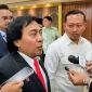Komeng memberikan tanggapan kepada awak media terkait program pemerintahan Presiden Prabowo Subianto. Komeng menyampaikan pandangannya dengan gaya khasnya saat ditemui sejumlah wartawan. Foto: Tangkapan layar YouTube Bisnis.com.