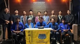 Pengurus dan kader PMII Kabupaten Bekasi berfoto bersama usai menyampaikan tujuh gugatan rakyat terkait pembangunan dan tata kelola pemerintahan Kabupaten Bekasi, Jumat (14/8/2026). Dalam aksi tersebut, PMII menyoroti isu pendidikan, ketenagakerjaan, kesehatan, lingkungan hidup, infrastruktur, perlindungan perempuan dan anak, serta reformasi birokrasi.