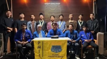 Pengurus dan kader PMII Kabupaten Bekasi berfoto bersama usai menyampaikan tujuh gugatan rakyat terkait pembangunan dan tata kelola pemerintahan Kabupaten Bekasi, Jumat (14/8/2026). Dalam aksi tersebut, PMII menyoroti isu pendidikan, ketenagakerjaan, kesehatan, lingkungan hidup, infrastruktur, perlindungan perempuan dan anak, serta reformasi birokrasi.