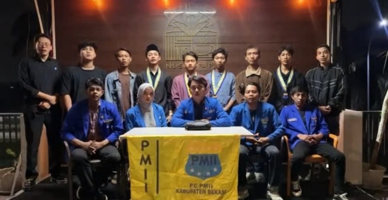 Pengurus dan kader PMII Kabupaten Bekasi berfoto bersama usai menyampaikan tujuh gugatan rakyat terkait pembangunan dan tata kelola pemerintahan Kabupaten Bekasi, Jumat (14/8/2026). Dalam aksi tersebut, PMII menyoroti isu pendidikan, ketenagakerjaan, kesehatan, lingkungan hidup, infrastruktur, perlindungan perempuan dan anak, serta reformasi birokrasi.