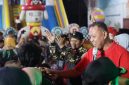 Wali Kota Bekasi Tri Adhianto menyapa warga saat meninjau taman ruang terbuka hijau di kawasan Pasar Wisma Jaya, Kelurahan Duren Jaya, Kecamatan Bekasi Timur, Senin (17/8/2026).