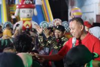 Wali Kota Bekasi Tri Adhianto menyapa warga saat meninjau taman ruang terbuka hijau di kawasan Pasar Wisma Jaya, Kelurahan Duren Jaya, Kecamatan Bekasi Timur, Senin (17/8/2026).