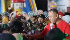 Wali Kota Bekasi Tri Adhianto menyapa warga saat meninjau taman ruang terbuka hijau di kawasan Pasar Wisma Jaya, Kelurahan Duren Jaya, Kecamatan Bekasi Timur, Senin (17/8/2026).