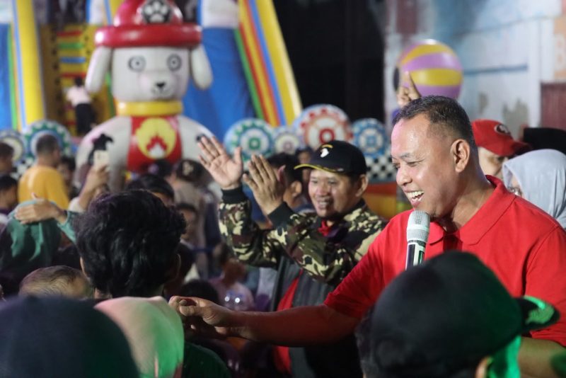 Wali Kota Bekasi Tri Adhianto menyapa warga saat meninjau taman ruang terbuka hijau di kawasan Pasar Wisma Jaya, Kelurahan Duren Jaya, Kecamatan Bekasi Timur, Senin (17/8/2026).