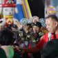 Wali Kota Bekasi Tri Adhianto menyapa warga saat meninjau taman ruang terbuka hijau di kawasan Pasar Wisma Jaya, Kelurahan Duren Jaya, Kecamatan Bekasi Timur, Senin (17/8/2026).