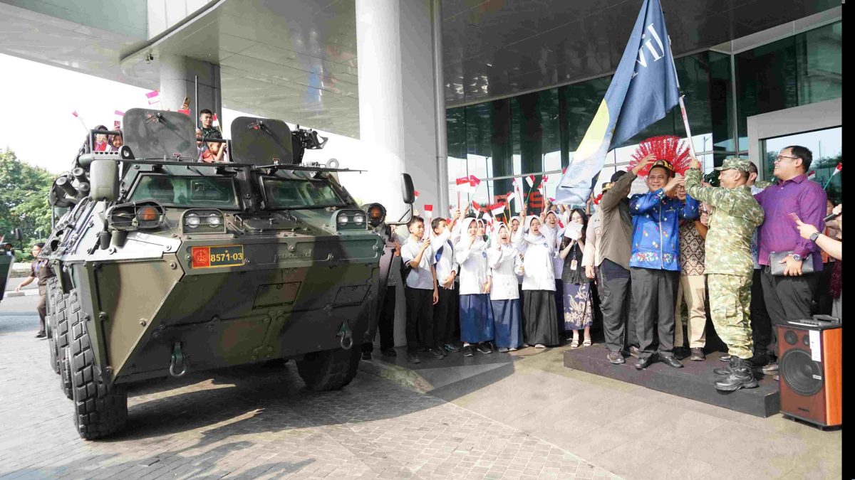 Plt. Bupati Bekasi Asep Surya Atmaja melepas Panzer Anoa Joyride dalam pameran Alutsista TNI di Living World Grand Wisata, Tambun Selatan, Kabupaten Bekasi, Jumat (21/8/2026).
