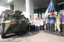 Plt. Bupati Bekasi Asep Surya Atmaja melepas Panzer Anoa Joyride dalam pameran Alutsista TNI di Living World Grand Wisata, Tambun Selatan, Kabupaten Bekasi, Jumat (21/8/2026).