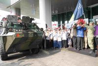 Plt. Bupati Bekasi Asep Surya Atmaja melepas Panzer Anoa Joyride dalam pameran Alutsista TNI di Living World Grand Wisata, Tambun Selatan, Kabupaten Bekasi, Jumat (21/8/2026).