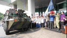 Plt. Bupati Bekasi Asep Surya Atmaja melepas Panzer Anoa Joyride dalam pameran Alutsista TNI di Living World Grand Wisata, Tambun Selatan, Kabupaten Bekasi, Jumat (21/8/2026).