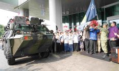 Naik Panzer Anoa Gratis! Pameran Alutsista TNI Bikin Anak-anak Antusias di Bekasi