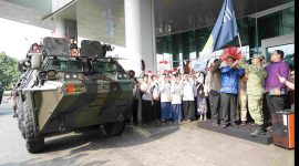 Plt. Bupati Bekasi Asep Surya Atmaja melepas Panzer Anoa Joyride dalam pameran Alutsista TNI di Living World Grand Wisata, Tambun Selatan, Kabupaten Bekasi, Jumat (21/8/2026).
