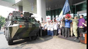 Plt. Bupati Bekasi Asep Surya Atmaja melepas Panzer Anoa Joyride dalam pameran Alutsista TNI di Living World Grand Wisata, Tambun Selatan, Kabupaten Bekasi, Jumat (21/8/2026).