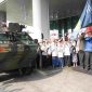 Plt. Bupati Bekasi Asep Surya Atmaja melepas Panzer Anoa Joyride dalam pameran Alutsista TNI di Living World Grand Wisata, Tambun Selatan, Kabupaten Bekasi, Jumat (21/8/2026).
