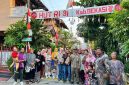 Warga RT 02 RW 013, Kelurahan Jatimulya, Kecamatan Tambun Selatan, bersama Lurah Jatimulya Acep Abdi Eka Pradana berfoto bersama di depan gapura lingkungan usai mengikuti peninjauan Lomba Gang dalam rangka menyemarakkan HUT ke-81 Kemerdekaan RI dan Hari Jadi Kabupaten Bekasi ke-76, Minggu (16/8/2026).