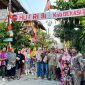Warga RT 02 RW 013, Kelurahan Jatimulya, Kecamatan Tambun Selatan, bersama Lurah Jatimulya Acep Abdi Eka Pradana berfoto bersama di depan gapura lingkungan usai mengikuti peninjauan Lomba Gang dalam rangka menyemarakkan HUT ke-81 Kemerdekaan RI dan Hari Jadi Kabupaten Bekasi ke-76, Minggu (16/8/2026).