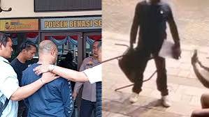 Polisi mengamankan terduga debt collector berinisial KS setelah diduga menganiaya seorang warga di Bekasi Selatan. Aksi dugaan pemukulan menggunakan kursi tersebut terekam CCTV dan berujung pada penahanan tersangka.