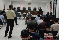 Suasana persidangan perkara Nomor 297/Pid.B/2026/PN Ckr di Pengadilan Negeri Cikarang, Rabu (12/8/2026). Sejumlah terdakwa, kuasa hukum, dan pengunjung mengikuti jalannya persidangan.