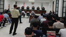 Suasana persidangan perkara Nomor 297/Pid.B/2026/PN Ckr di Pengadilan Negeri Cikarang, Rabu (12/8/2026). Sejumlah terdakwa, kuasa hukum, dan pengunjung mengikuti jalannya persidangan.
