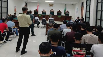 Suasana persidangan perkara Nomor 297/Pid.B/2026/PN Ckr di Pengadilan Negeri Cikarang, Rabu (12/8/2026). Sejumlah terdakwa, kuasa hukum, dan pengunjung mengikuti jalannya persidangan.