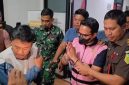Tersangka AEZ mengenakan rompi tahanan berwarna pink dan dikawal petugas Kejaksaan Negeri Kabupaten Bekasi saat keluar usai menjalani pemeriksaan, Senin (10/8/2026). AEZ kemudian dibawa ke Lapas Kelas IIA Cikarang untuk menjalani penahanan selama 20 hari dalam perkara dugaan korupsi sambungan langganan Perumda Tirta Bhagasasi.