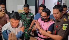 Tersangka AEZ mengenakan rompi tahanan berwarna pink dan dikawal petugas Kejaksaan Negeri Kabupaten Bekasi saat keluar usai menjalani pemeriksaan, Senin (10/8/2026). AEZ kemudian dibawa ke Lapas Kelas IIA Cikarang untuk menjalani penahanan selama 20 hari dalam perkara dugaan korupsi sambungan langganan Perumda Tirta Bhagasasi.
