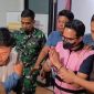 Tersangka AEZ mengenakan rompi tahanan berwarna pink dan dikawal petugas Kejaksaan Negeri Kabupaten Bekasi saat keluar usai menjalani pemeriksaan, Senin (10/8/2026). AEZ kemudian dibawa ke Lapas Kelas IIA Cikarang untuk menjalani penahanan selama 20 hari dalam perkara dugaan korupsi sambungan langganan Perumda Tirta Bhagasasi.