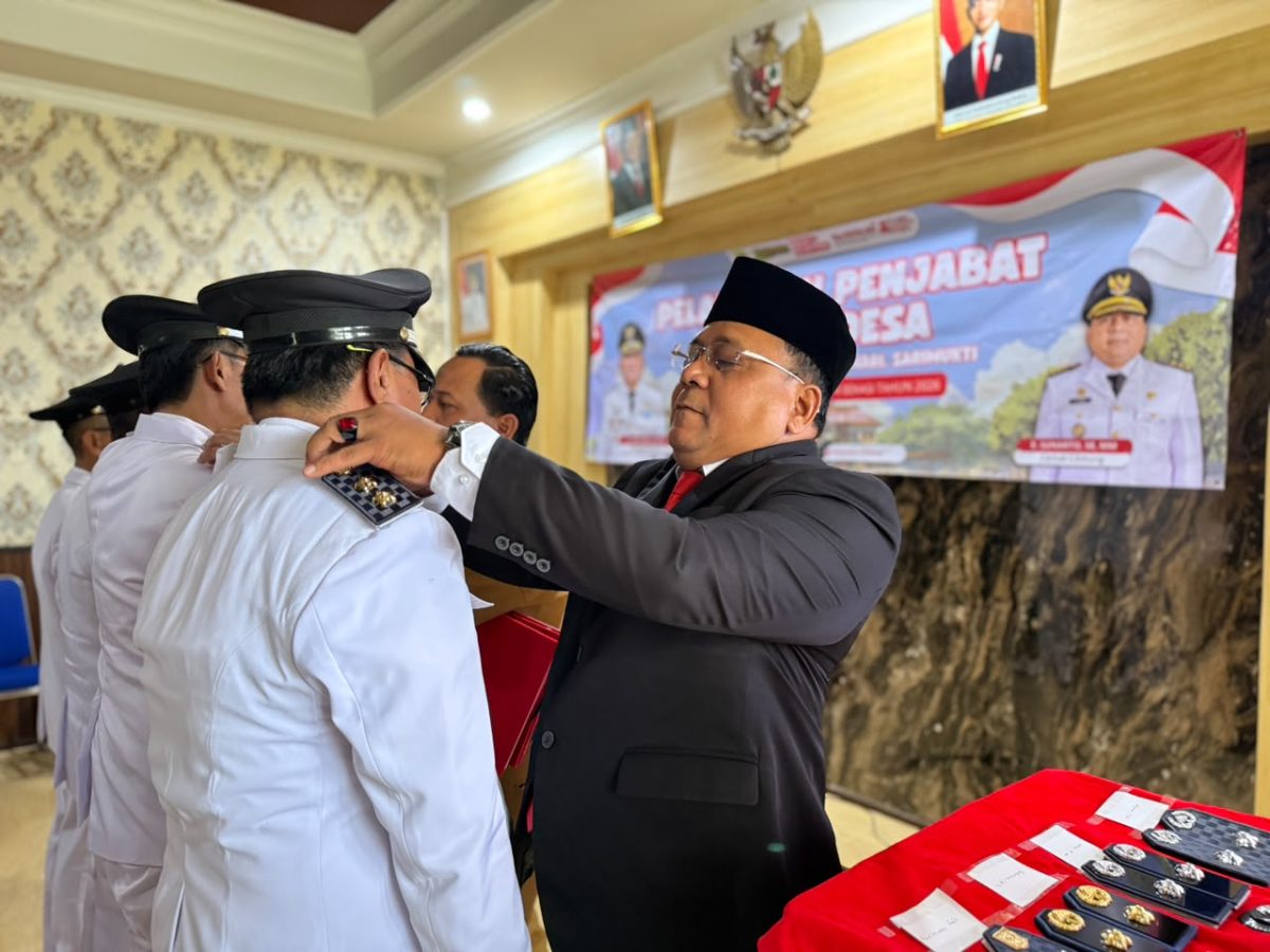 Pelantikan lima Penjabat (Pj) Kepala Desa di Kecamatan Cibitung, Kabupaten Bekasi, Selasa (29/9/2026). Prosesi pelantikan dan penyematan tanda jabatan dilakukan sebagai bagian dari masa transisi pemerintahan desa pasca-Pilkades Serentak 2026.