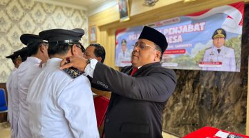 Pelantikan lima Penjabat (Pj) Kepala Desa di Kecamatan Cibitung, Kabupaten Bekasi, Selasa (29/9/2026). Prosesi pelantikan dan penyematan tanda jabatan dilakukan sebagai bagian dari masa transisi pemerintahan desa pasca-Pilkades Serentak 2026.