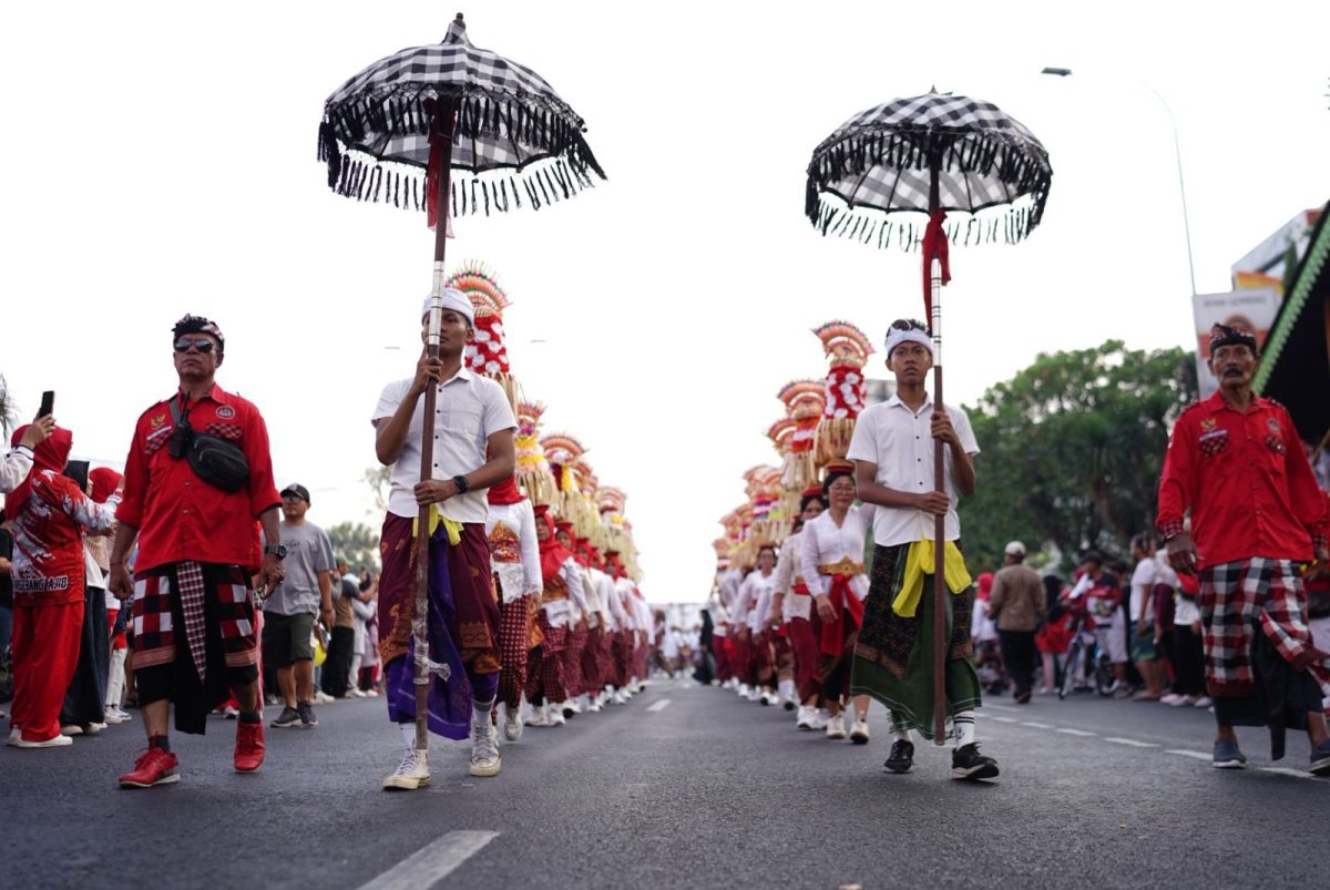 Peserta parade budaya tampil dalam rangkaian Pesona Nusantara Bekasi Keren (PNBK) Jilid III di Kota Bekasi, Minggu (30/8/2026). Parade menampilkan keberagaman budaya Nusantara dan menjadi bagian dari kegiatan yang juga diwarnai aksi solidaritas untuk membantu korban bencana di NTT.