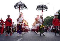 Peserta parade budaya tampil dalam rangkaian Pesona Nusantara Bekasi Keren (PNBK) Jilid III di Kota Bekasi, Minggu (30/8/2026). Parade menampilkan keberagaman budaya Nusantara dan menjadi bagian dari kegiatan yang juga diwarnai aksi solidaritas untuk membantu korban bencana di NTT.