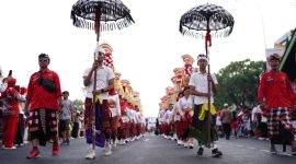 Peserta parade budaya tampil dalam rangkaian Pesona Nusantara Bekasi Keren (PNBK) Jilid III di Kota Bekasi, Minggu (30/8/2026). Parade menampilkan keberagaman budaya Nusantara dan menjadi bagian dari kegiatan yang juga diwarnai aksi solidaritas untuk membantu korban bencana di NTT.