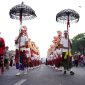 Peserta parade budaya tampil dalam rangkaian Pesona Nusantara Bekasi Keren (PNBK) Jilid III di Kota Bekasi, Minggu (30/8/2026). Parade menampilkan keberagaman budaya Nusantara dan menjadi bagian dari kegiatan yang juga diwarnai aksi solidaritas untuk membantu korban bencana di NTT.