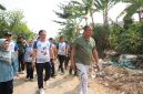 Wali Kota Bekasi Tri Adhianto meninjau langsung lokasi akses menuju pembangunan SMAN 20 Kota Bekasi dan SLB Negeri Kecamatan Medan Satria. Pemkot Bekasi menyiapkan pelebaran jalan sepanjang sekitar 400 meter menjadi 8 meter untuk meningkatkan keamanan dan kenyamanan siswa.