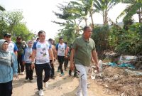 Wali Kota Bekasi Tri Adhianto meninjau langsung lokasi akses menuju pembangunan SMAN 20 Kota Bekasi dan SLB Negeri Kecamatan Medan Satria. Pemkot Bekasi menyiapkan pelebaran jalan sepanjang sekitar 400 meter menjadi 8 meter untuk meningkatkan keamanan dan kenyamanan siswa.
