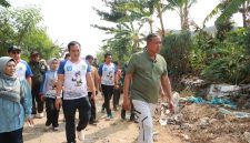 Wali Kota Bekasi Tri Adhianto meninjau langsung lokasi akses menuju pembangunan SMAN 20 Kota Bekasi dan SLB Negeri Kecamatan Medan Satria. Pemkot Bekasi menyiapkan pelebaran jalan sepanjang sekitar 400 meter menjadi 8 meter untuk meningkatkan keamanan dan kenyamanan siswa.