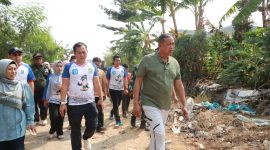 Wali Kota Bekasi Tri Adhianto meninjau langsung lokasi akses menuju pembangunan SMAN 20 Kota Bekasi dan SLB Negeri Kecamatan Medan Satria. Pemkot Bekasi menyiapkan pelebaran jalan sepanjang sekitar 400 meter menjadi 8 meter untuk meningkatkan keamanan dan kenyamanan siswa.